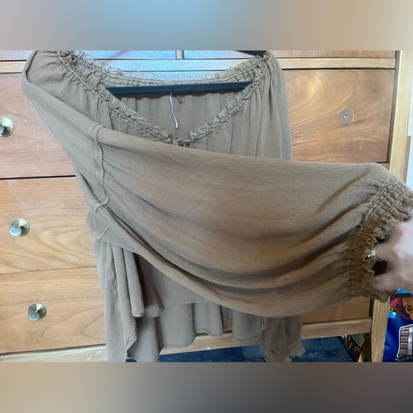 Free People Brown boho flowy crop top cold shoulder bell sleeves • size Large - Picture 4 of 13